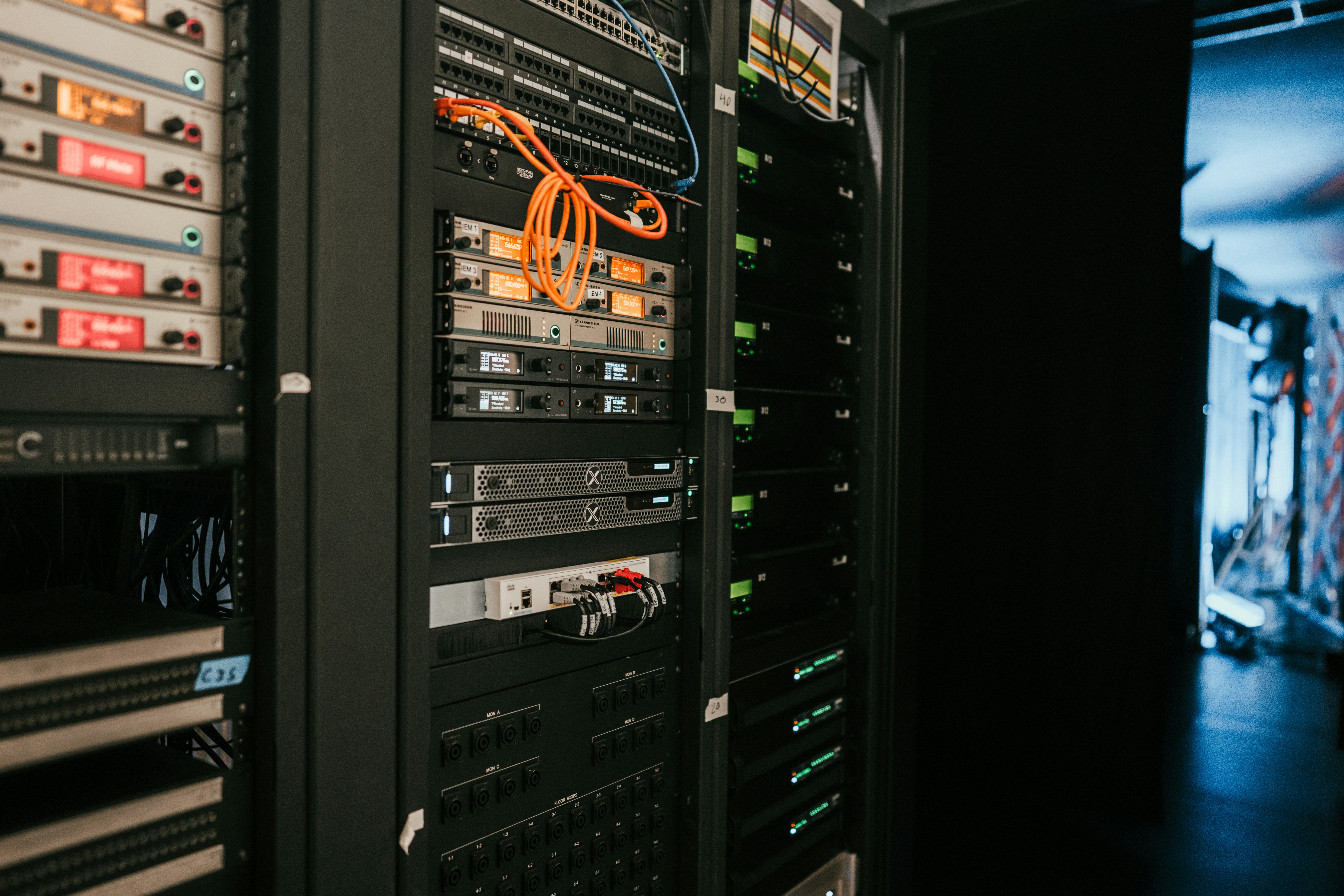 Por qué usamos dos bases de datos en metricview360